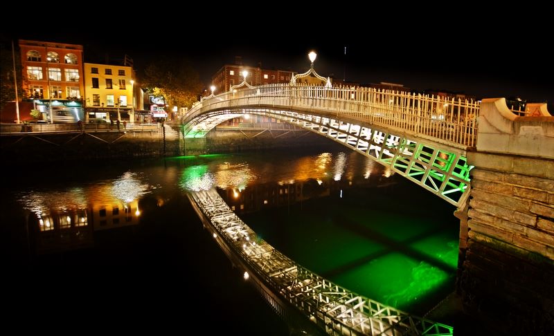Ha'penny Bridge: Dublin, Ireland.